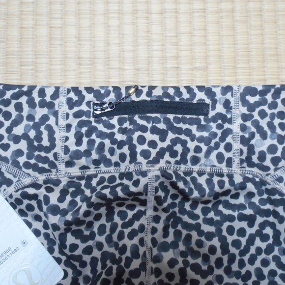 NWT-lululemon gather and sprint crop, animal printed, Size 4 - Picture 8 of 11